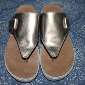 Clarks Gold Wedge Thong Sandals Size 9 EUC